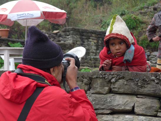 Inder fotografiert Nepali Kind