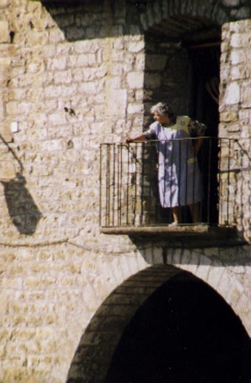 Frau auf Balkon, Jakobsweg