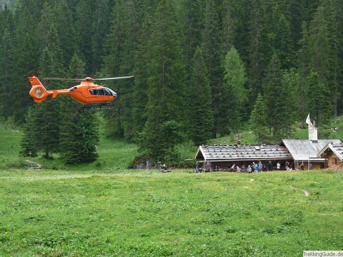 Rettungs-Hubschrauber in den Alpen