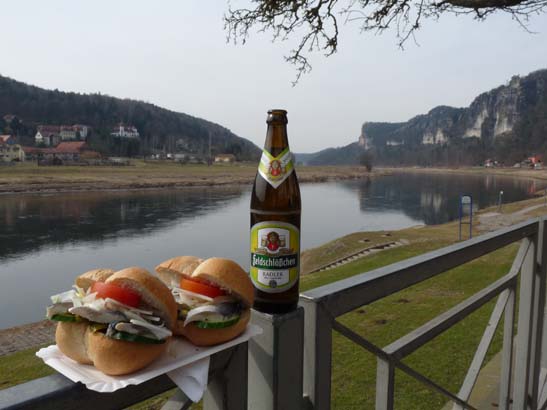 Bier und Fischbrtchen an der Elbe