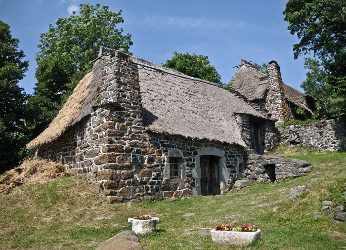 Hütte aus Stein und Stroh