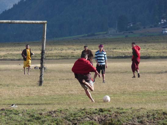 Mönche beim Fußball, Bhutan